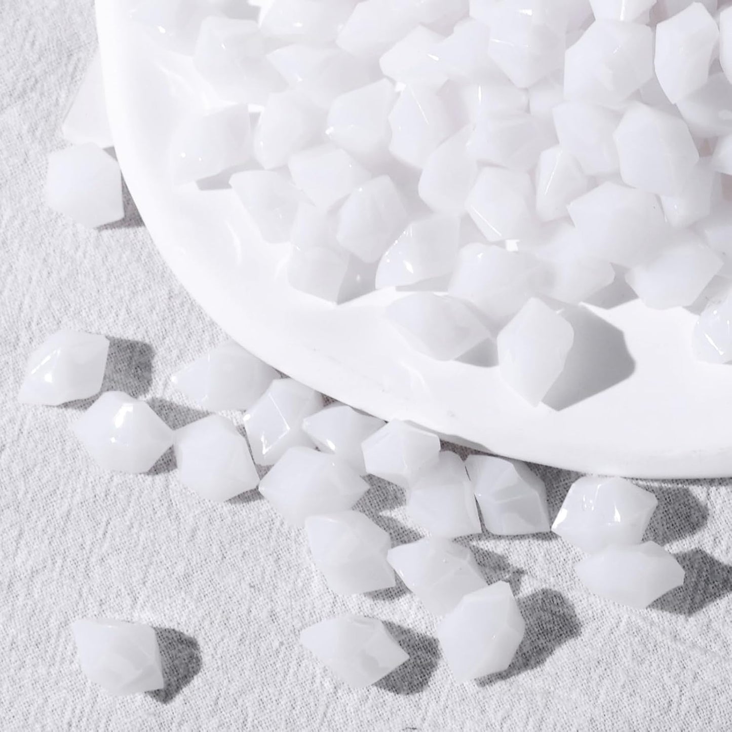 DomeStar 150PCS Fake Ice, White Acrylic Fake Diamonds Vase Filler Plastic Gems Crushed Ice Rocks for Home Table Decorations