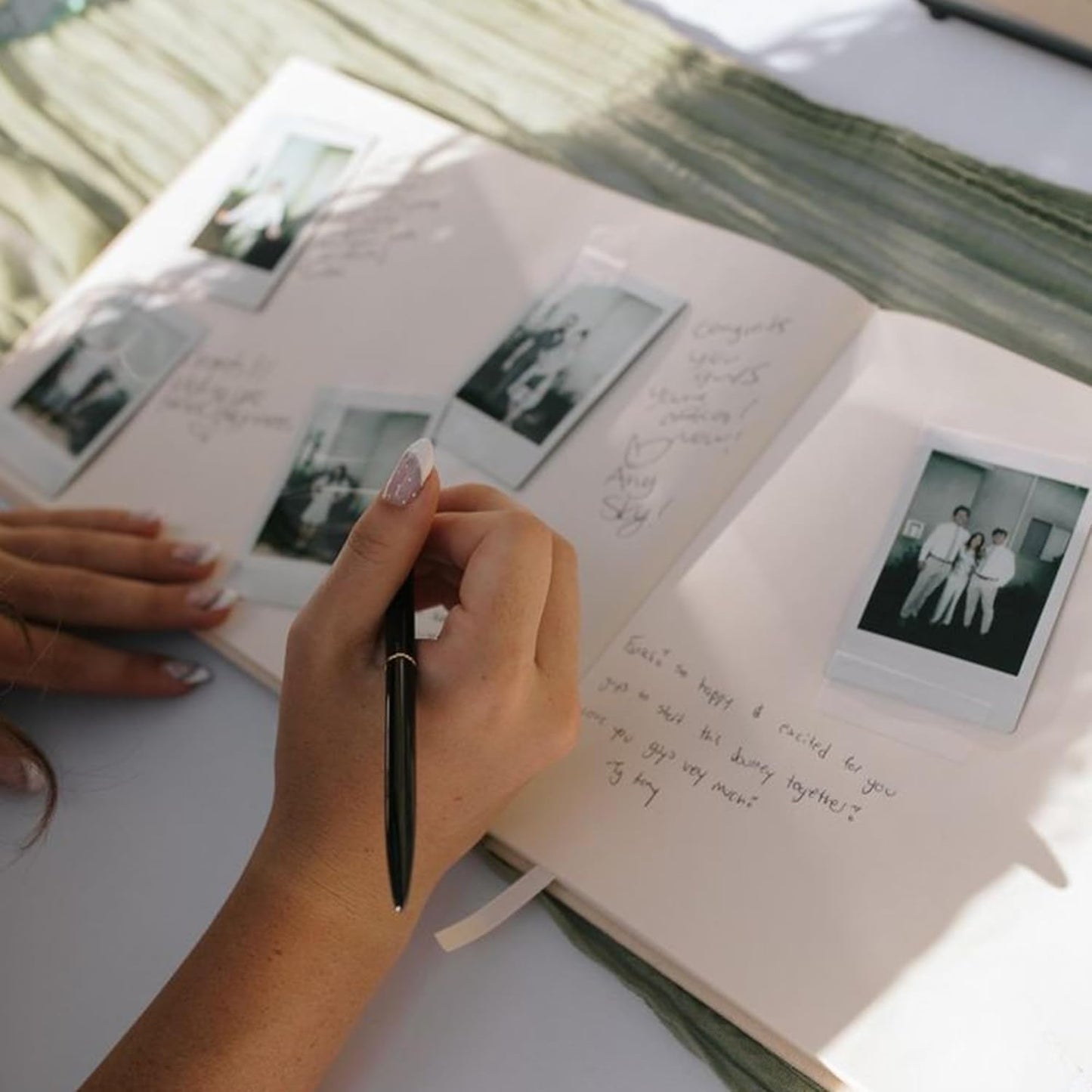 Mr&MrsGifts Elegant Wedding Guest Book Wedding Reception Hard Cover Guest Sign in Book for Bridal and Baby Shower(Garland)