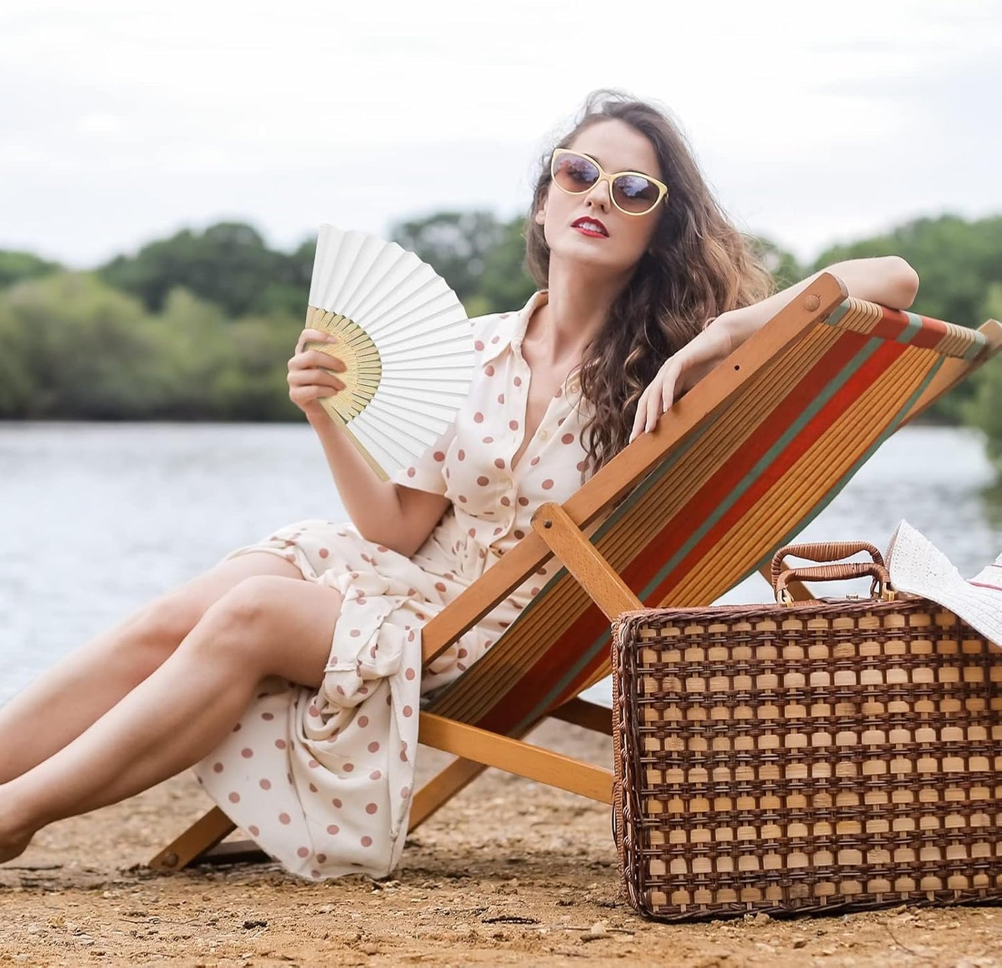 MCEAST 120 Pieces Wedding Handheld Paper Fans White Bamboo Folding Paper Fan with 120 Organza Bags Foldable Cool Wedding Favors Wedding Fans for Guests Party Favors DIY Decoration