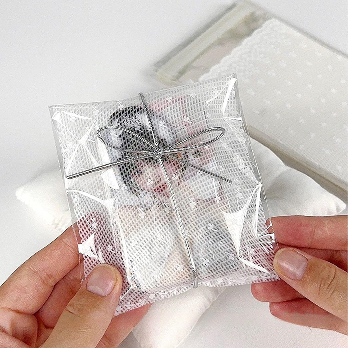 100 Pcs Lace Cellophane Bags, 5.9x3.9in White Self Sealing Cello Bag Clear Cookie Resealable Adhesive OPP Cellophane Treat Plastic Gift Bags For Candy Jewelry Bracelet Gifts Decorative Favor